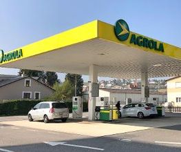 AGROLA Tankstelle in Orbe, station service à Orbe. Couverte. Überdacht. Deux pompes à carburants.