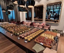 dean&david Catering | Stuttgart - Umfangreiches Buffet mit Salaten, Desserts, Wraps und Kuchen in eleganter Location, passend für Tagung, Empfang und Firmenveranstaltung.