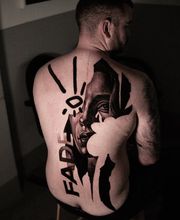 Abstraktes Tattoo. FADE als Text, teilweise realistisches Gesicht, abstraktes Auge.