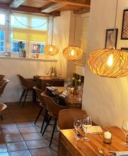 Geschichte trifft auf Gemütlichkeit - in unserem denkmalgeschützen Gebäude gibt es richtig was zu erzählen
Gemütliche Ecken laden zum abendlichen Verweilen ein. Unser Restaurant in Wangen in der historischen Altstadt Wangens in Spitalstraße, hat eine richtige Geschichte zu erzählen. Lesen Sie es auf unserer Webseite oder Fragen Sie uns gerne!