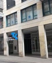 Passage mit WBS TRAINING Logo in den Fenstern. Unten ein Schild der Techniker Krankenkasse.