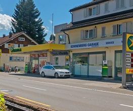 AGROLA Tankstelle und LAVEBA Shop in Teufen, bei Sonnenberg-Garage, direkt an Strasse gelegen, vor Garage weisses Auto geparkt