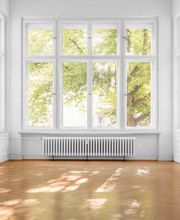 Weißes Zimmer mit Blick ins Grüne