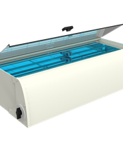 Keimtötende Boxen

für den Tischgebrauch, aus Aluminium
Die UV-BOX desinfiziert allerlei Gegenstände wie OP-Besteck, Arztutensilien, Uhren, Schmuck, Elektrogeräte usw.

UV-C-Strahlen wurden in Labors erfolgreich als Methode zur Dekontaminierung von N95-Masken getestet, die dem MS2-Bakteriophagen und dem Grippevirus (Influenza) ausgesetzt waren. Einweg-Masken können bis zu 18x desinfiziert werden. 
Objekte, die im Gesundheitswesen häufig verwendet werden, müssen regelmässig desinfiziert werden, um die Einhaltung der qualitativ hohen Hygienestandards zu genügen. Mit der UV-BOX ist es möglich, Geräte und Instrumente auf einfache, sofortige und sichere Weise zu desinfizieren, ohne Wärmeentwicklung oder der Verwendung von Flüssigkeiten und ohne jegliche Chemie.