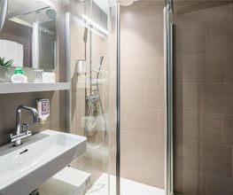 Guest room bath