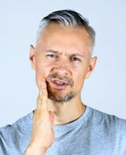 KIEFER / ZAHNÄRZTLICHE BEHANDLUNG
- CMD (Cranio Mandibuläre Dysfunktion) Kiefergelenksbeschwerden, z.B. nächtliches Zähneknirschen, Kieferknacksen)