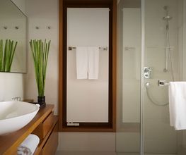 Ein Rückzugsort, inspiriert von Wasser, Licht und Luft. Unsere Badezimmer bieten edelste Materialien und ein klares Design, das die Seele berührt. Erleben Sie höchsten Komfort und ein Gefühl von Geborgenheit wie zu Hause.