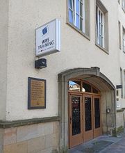 Außenansicht vom Schulgebäude mit Eingangstür.