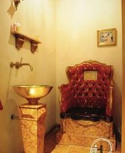 Thementoilette in Ausstellung: Queen