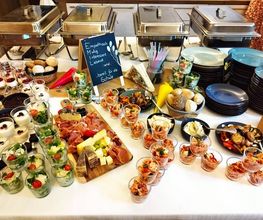 Reichhaltiges Einschulungs- und Eventbuffet mit Chafing Dishes, Vorspeisen und Salaten von Christians Catering Bernburg – Ihr Vollservice-Caterer für Familien- und Firmenfeiern.
