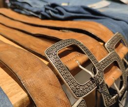 Coole Denims & passende Gürtel machen den Look komplett.