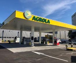 AGROLA Tankstelle in Laufen - überdacht mit mehreren Tanksäulen und Selecta Automat