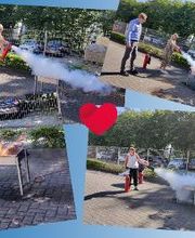 Fotos von einer Brandschutzschulung am Standort.