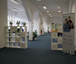 Großer Schulungsraum mit zwei Kallax Regalen als Raumtrenner.