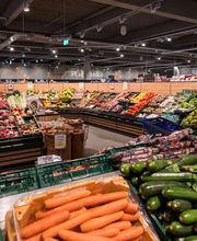 OBST UND GEMÜSE
Beim Obst und Gemüse erhalten wir jeden Tag frische Lieferungen und bieten Ihnen das Beste aus der Region und Saison an! Sie finden in der Auswahl auch einige Demeterprodukte und natürlich viele Waren in bester Bio-Qualität. Daneben offerieren wir exotische und Schalenfrüchte sowie eine große Auswahl an Kräutern – für Frische und Würze in Ihrem Essen. Nutzen Sie gerne auch unsere Saftpresse – frisch, fruchtig, lecker!