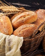 Bäckerei
Unser markteigener Bäcker Schäfer’s, eine Marke der EDEKA, wirkt mit seinen vor Ort gebackenen Spezialitäten und einem Bistro mit täglich wechselnden Mittagsgerichten wie ein Magnet auf unsere Kunden.