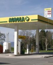 AGROLA Tankstelle in Goldingen, Freistehend und überdacht. Eine Tanksäule. Im Hintergrund Hügelkette und Bäume