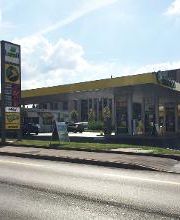 AGROLA Tankstelle in Bulle; station-service AGORLA à Bulle; an Strasse gelegen mit TopShop; AGROLA avec TopShop; station couverte; überdacht