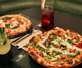 Mauritius Pizza, unsere knusprig-luftige Pizza besteht aus einem Sauerteig, der aus Weizen-, Reis-, Mais- und Sojamehl hergestellt wird und 72 Stunden ruht. Jede Pizza wird bei uns mit Fior die Latte Mozzarella zubereitet, mit Liebe belegt und mit Olivenöl Extra Vergine verfeinert.