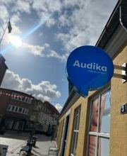Audika Varde - Audika logo skilt