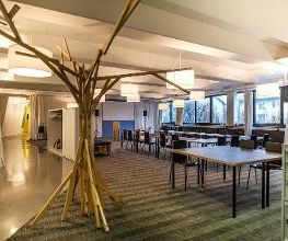 Grosszügiger Eventspace für bis zu 100 Personen im CreativeSpace Zürich. Seminartechnik, Flipcharts, Pinwände und Catering-Möglichkeiten inklusive.