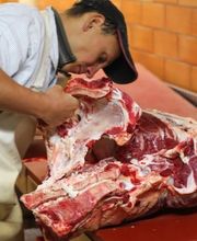 Im Metzgerei Online-Shop der Metzgerei Gränitz erhalten Sie hochwertiges Fleisch aus eigener Herstellung – frisch, handwerklich verarbeitet und mit Leidenschaft zubereitet. Entdecken Sie erstklassiges Rindfleisch, Schweinefleisch, Geflügel, feine Wurstspezialitäten, Grillpakete und Feinkost – alles direkt aus unserer hauseigenen Fleischerei in Chemnitz.