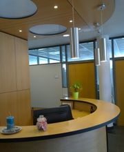 ..mit abgesetzten Kanten in schwarz...