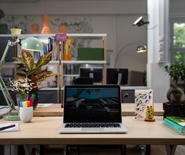 Wir sind viel beim Kunden vor Ort, um pragmatisch und praxisnah unterstützen zu können. In Zeiten von Corona legen wir Wert auf digitale Ansprechbarkeit, aus dem Büro oder dem Home-Office heraus.