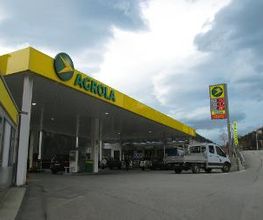 AGROLA Tankstelle in Tiefencastel, Albula, 7450; links Tankstelle mit TopShop; rechts geht Strasse hoch