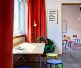 Kreatives Arbeiten im Detail: Unser "Secret Lab" bietet kleineren Gruppen mit bis zu 12 Personen den idealen Rückzugsort für Coachings, Strategie-Sessions und vertrauliche Meetings am großen, runden Tisch „behind closed doors“.