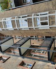 Stapelbalkon über 4 Etagen mit Geländer GE3 Stabfüllung