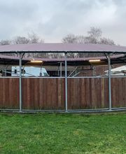 Führanlage mit Laufflächenüberdachung und Verkleidung mit Holzbrettern