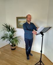 Noten werden an einem Notenständer betrachtet und vorbereitet.