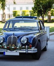Der Jaguar ist ein sportlich elegantes Hochzeitsauto. Zu mieten ist der Klassiker in Frankfurt, Wiesbaden, Darmstadt, Mannheim, Heidelberg und Karlsruhe (Hochzeitsauto ist mit Blumenschmuck zu mieten)