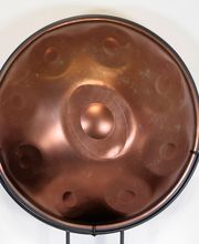 Sowohl mit ihrem Aussehen als auch mit ihrer klanglichen Qualitäten erobert die Mystical Handpan die Herzen auf der ganzen Welt. Die tiefe Resonanz, das weiche Timbre und das ausgewogene Sustain sorgen beim Spielen für eine wohlige Veränderung der Stimmung.
Du kannst die Mystical Handpan im Handpan Showroom Frankfurt ausprobieren und kaufen oder bei www.Handpan.World online bestellen.