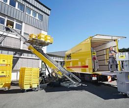 Außenaufzug bei der Beladung eines DMS-Umzugsfahrzeugs