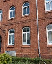 Ein Backsteinhaus mit drei Etagen
