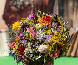 Blumen
Bei uns im Markt erwarten Sie frische und liebevoll gebundene Blumensträuße einer Dorffloristin. Perfekt als Geschenk oder zum Verschönern der vier Wände. Zusätzlich dazu werden noch diverse Topfpflanzen und Schnittblumen angeliefert. Hier findest du sicher etwas!