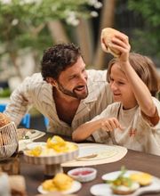 Morgengold bringt frische Brötchen direkt an die Haustür – in zahlreichen Städten und Regionen in Deutschland und Österreich. Ob werktags, an Sonntagen oder an Feiertagen, unser zuverlässiger Brötchenlieferservice sorgt für ein entspanntes Frühstück mit ofenfrischen Backwaren aus regionalen Handwerksbäckereien.