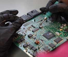 Bild von der Reparatur eines Motorsteuergeräts