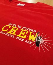 Mehrfarbiger Textildruck für Großveranstaltungen, Festivals und Vereine: „Back to Future CREW - Glaubitz Open Air“. Wir produzieren langlebige Eventbekleidung, Crew-Shirts und Trikotsätze in Leipzig mit hoher Waschechtheit und Brillianz. Dank unserer Werkstatt-Infrastruktur wickeln wir auch kurzfristige Großaufträge und Serien mit gleichbleibend hoher Qualität zuverlässig ab.