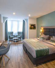 30 m² Komfort Doppelzimmer Nr. 21 im Haupthaus (1. Etage): Maximaler Schlafkomfort im 1,80 x 2,10 m Überlängen-Bett mit Komfortmatratze und XL-Decken. Inklusive 55″-Smart-TV, Qi-Ladestation, Laptopsafe sowie Bad mit XL-Tüchern und viel Ablagefläche