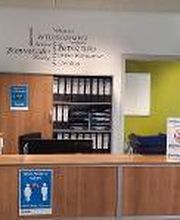 Empfangsbereich mit Tresen und Schränken.