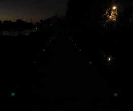 Baliza Truncada Fotoluminiscente La función de esta pieza una vez cargada, es señalizar y/o balizar zonas sin iluminación o poco iluminadas, como, por ejemplo: jardines, rutas turísticas, arqueológica