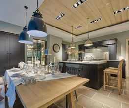 Die Küche von Thomas Homes verfügt über eine Kombination aus modernen und traditionellen Elementen, die Ihnen den besonderen Komfort und Gebrauchswert bieten.