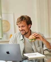 Morgengold bringt frische Brötchen direkt an die Haustür – in zahlreichen Städten und Regionen in Deutschland und Österreich. Ob werktags, an Sonntagen oder an Feiertagen, unser zuverlässiger Brötchenlieferservice sorgt für ein entspanntes Frühstück mit ofenfrischen Backwaren aus regionalen Handwerksbäckereien.