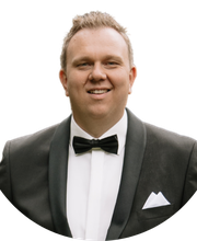 SEO-Experte Maximilian Braig, lächelnd im schwarzen Smoking