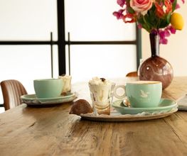 We serveren een aangekleed kopje koffie met verse koffiebonen van Pelican Rouge.