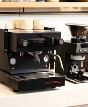 La Marzocco Linea Mini R Espressomaschine und La Marzocco Pico Grinder – erhältlich bei Brüh. Beide Geräte können bei uns getestet und gekauft werden. Wir beraten dich gerne persönlich, damit du die perfekte Ausstattung für deinen Kaffeegenuss findest.