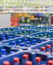 Getränke
Sie finden bei uns eine große Auswahl an alkoholfreien als auch alkoholischen Getränke. Verbinden Sie bequem Ihren Lebensmitteleinkauf mit dem Einkauf in unserer Getränkeabteilung.